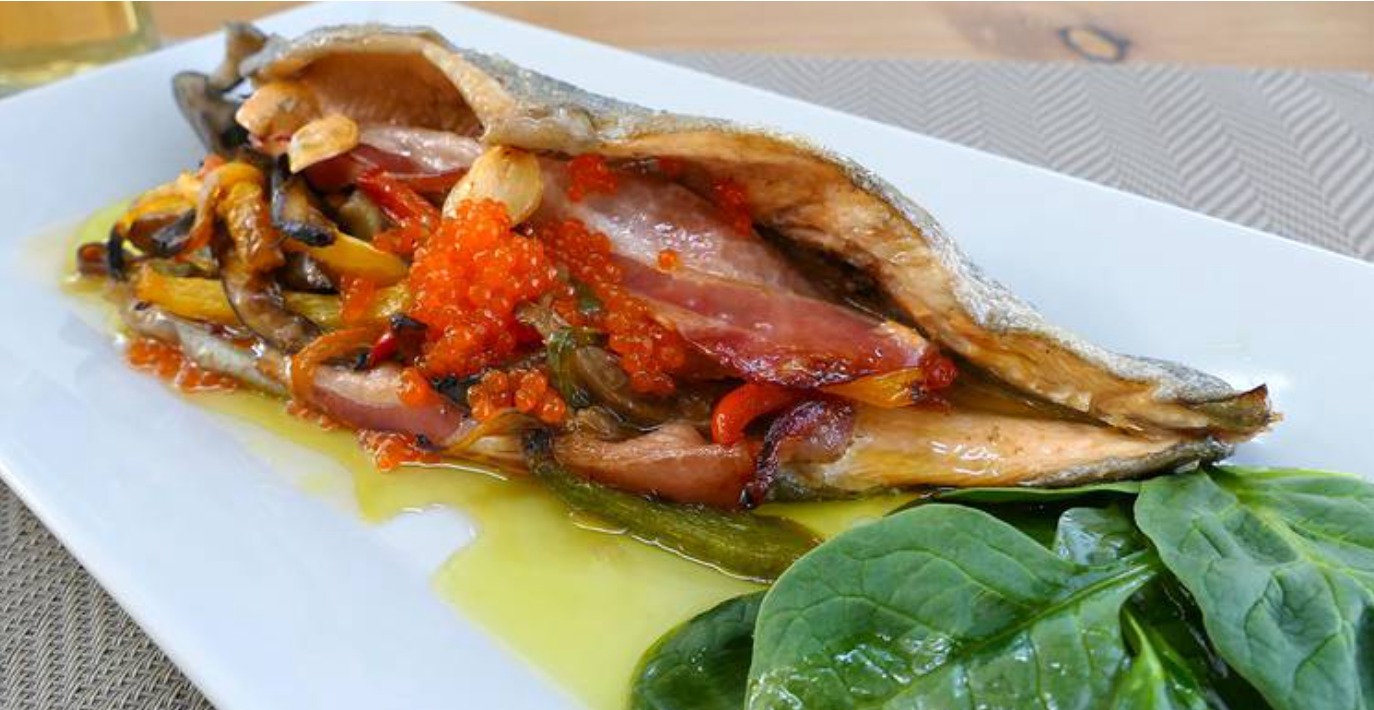 Trucha al horno rellena de jamón, pimientos y setas